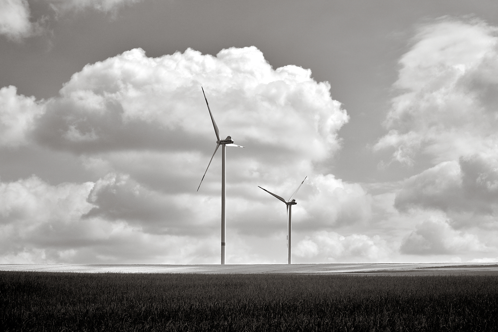 Das Bild zeigt zwei Windräder auf einem Feld. Jürgen Schmidt, Design & Photo